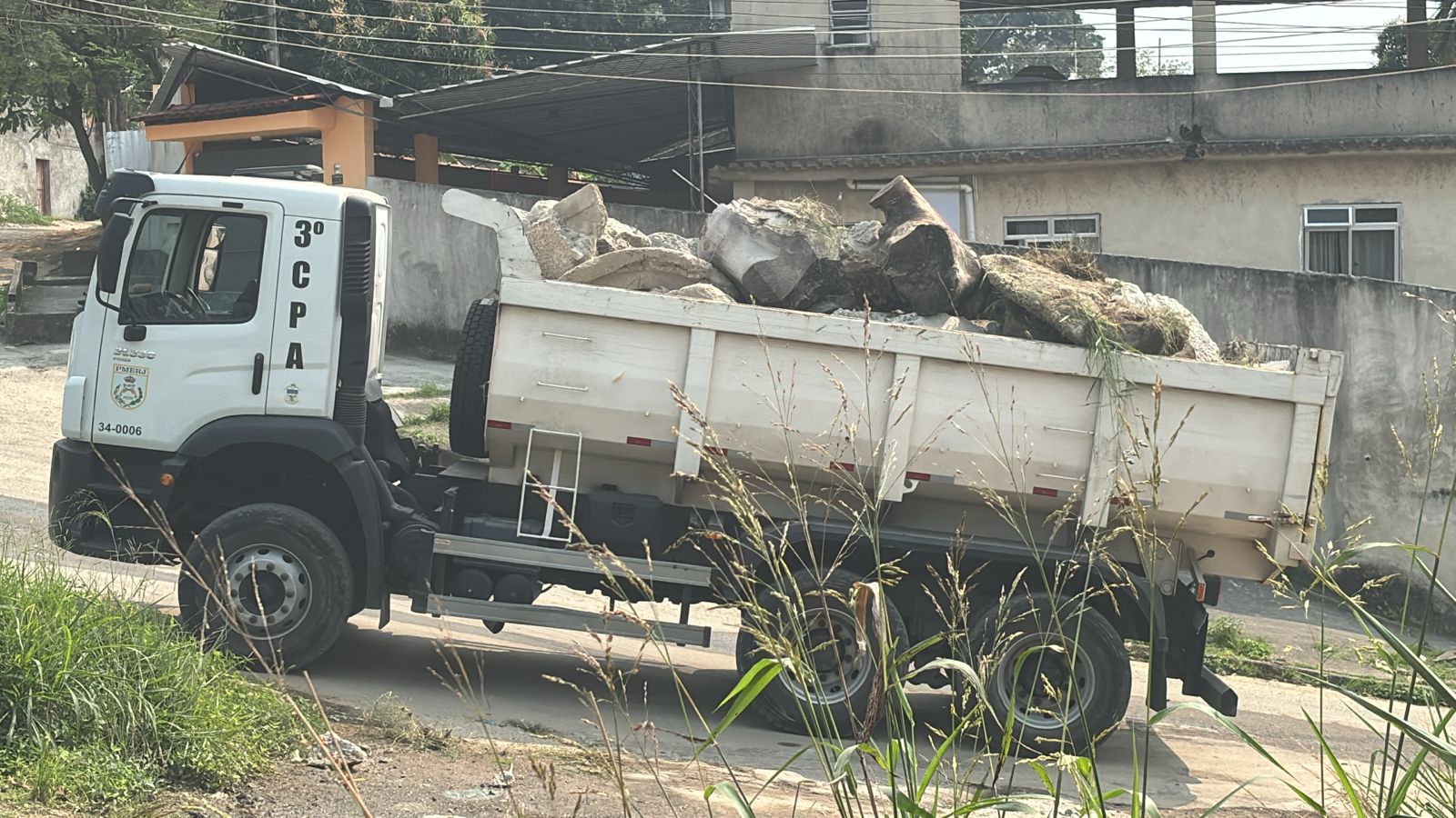  39° BPM retira 20 toneladas de barricadas em comunidade de Belford Roxo